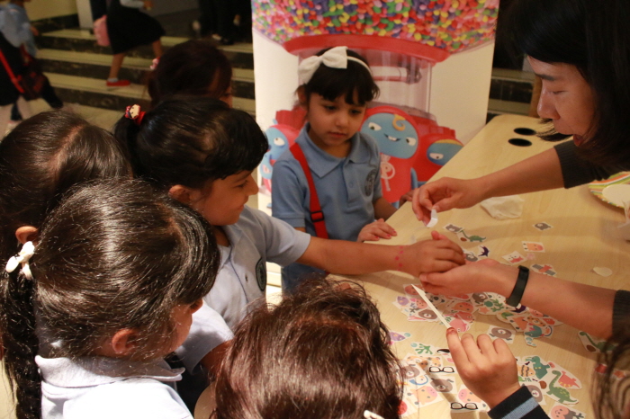 사진1. 지난 9일 UAE 아부다비에서 열린 ‘한국문화의 날’ 행사에서 캐릭터 타투 스티커 체험을 하는 어린이들