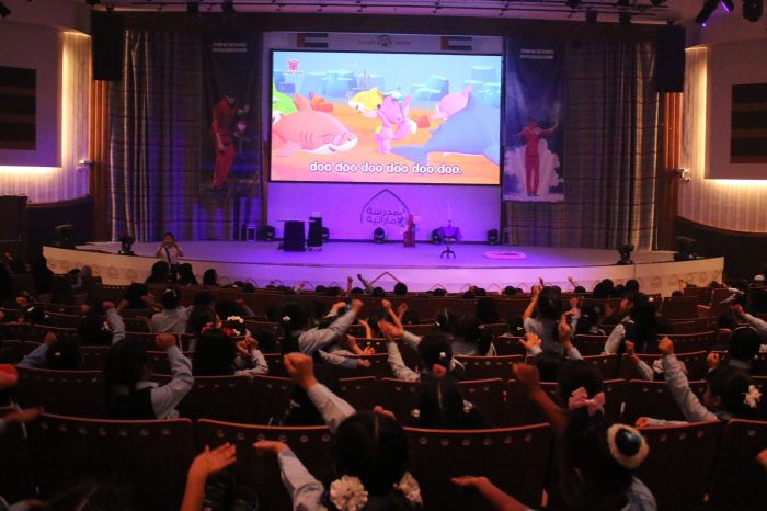 사진2. 지난 9일 UAE 아부다비에서 열린 ‘한국문화의 날’ 행사의 애니메이션 상영회에서 <핑크퐁 상어가족 /> 노래에 맞춰 안무를 따라하는 어린이들