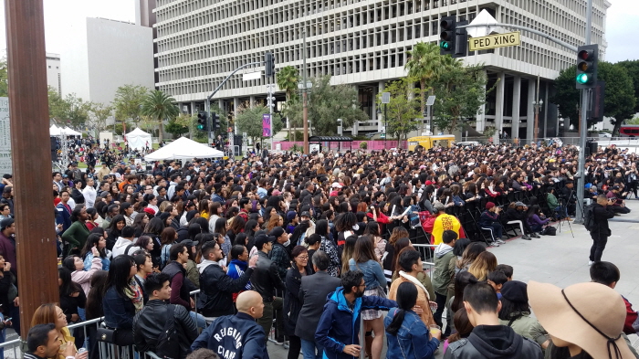 사진1. 지난 12일 열린 '아이덴티티 LA 뮤직 페스티벌'에 참가하기 위해 LA 시청 앞에 모인 관객들