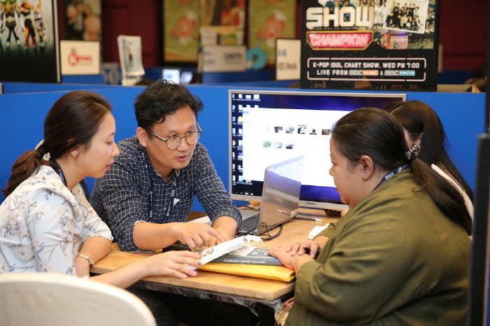 사진2. 지난 28일 '2018 태국 K-콘텐츠 엑스포'에서 국내 참가 기업이 해외 바이어와 1:1 수출상담을 진행하고 있다