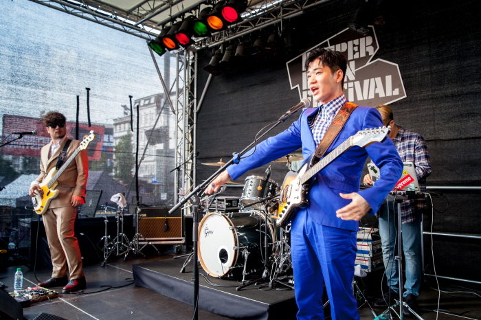 사진 1_21일(현지시간) 독일 함부르크에서 열린 ‘리퍼반 페스티벌 2017(Reeperbahn Festival 2017)’ K-Pop 쇼케이스에서 록 밴드 ‘아이엠낫’이 공연을 하고 있다.