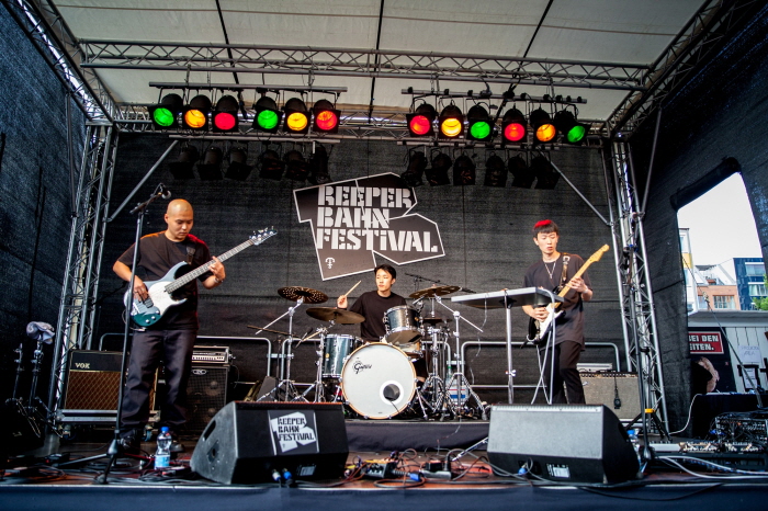 사진 2_사진 2_21일(현지시간) 독일 함부르크에서 열린 ‘리퍼반 페스티벌 2017(Reeperbahn Festival 2017)’ K-Pop 쇼케이스에서 록 밴드 ‘로바이페퍼스’가 공연을 하고 있다.