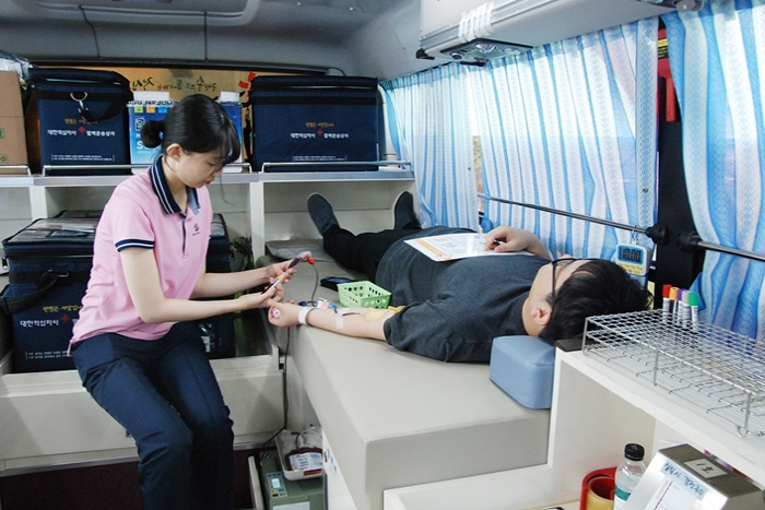 사진 2. 지난 28일 개최된 ‘2018년 하반기 사랑의 헌혈 행사’에서 한국콘텐츠진흥원 임직원이 채혈을 하고 있다.