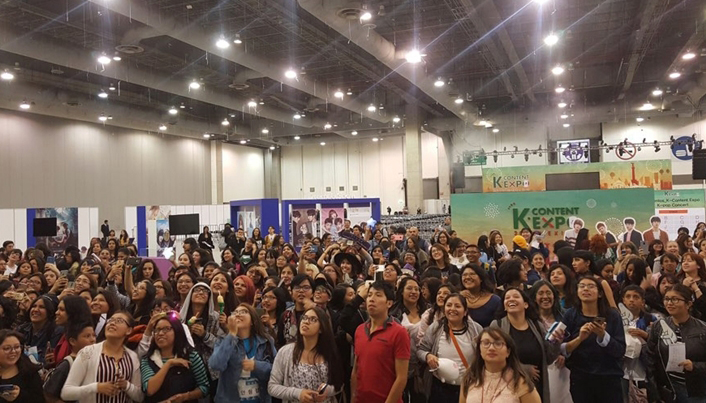 1. 지난 25~26일 멕시코 센트로 시티바나멕스에서 개최된 ‘2019 멕시코 K-콘텐츠 엑스포’를 찾은 현지 관람객들이 무대 이벤트를 즐기고 있다.