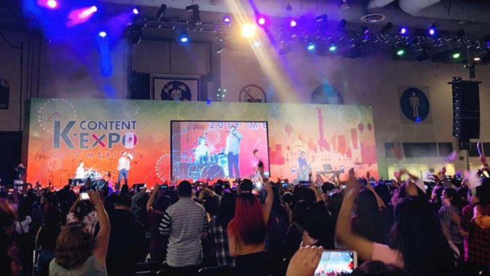 2. 지난 26일 멕시코 센트로 시티바나멕스에서 개최된 ‘2019 멕시코 K-콘텐츠 엑스포’ 중 K-Pop 콘서트를 찾은 현지 관람객들이 밴드 엔플라잉(N.Flying)의 공연을 즐기고 있다.