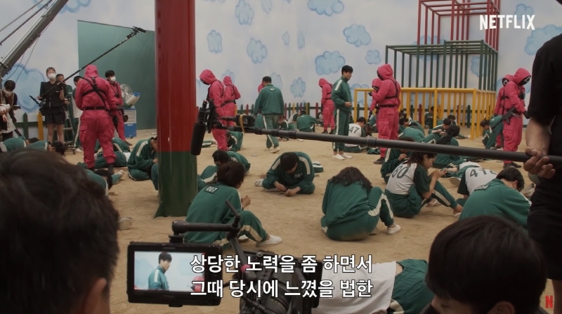 사진1. 스튜디오큐브에서 <오징어 게임> 달고나 게임 장면을 촬영하고 있다. (출처 : <오징어 게임 | 제작기 영상 | 넷플릭스>, Netflix Korea 유튜브 계정)