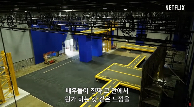 사진2. 스튜디오큐브에서 <오징어 게임> 줄다리기 장면을 촬영하기 위한 세트를 구축하고 있다. (출처 : <오징어 게임 | 제작기 영상 | 넷플릭스>, Netflix Korea 유튜브 계정)