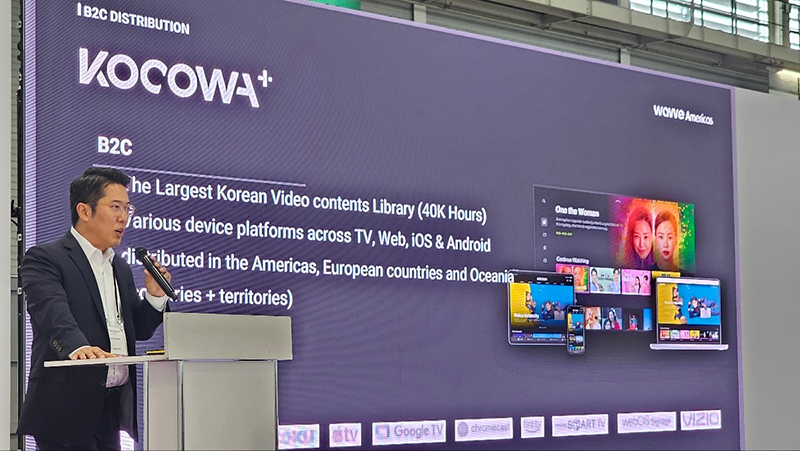 사진 2. ‘2024 한-프 방송영상포럼’에서 K-OTT 최초로 유럽에 진출한 플랫폼 코코와(KOCOWA)를 운영하는 박근희 대표가 유럽 진출 전략을 발표했다.